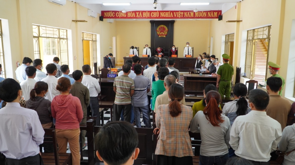 Các bị cáo và những người liên quan tại phiên tòa sơ thẩm sáng 15/4.
