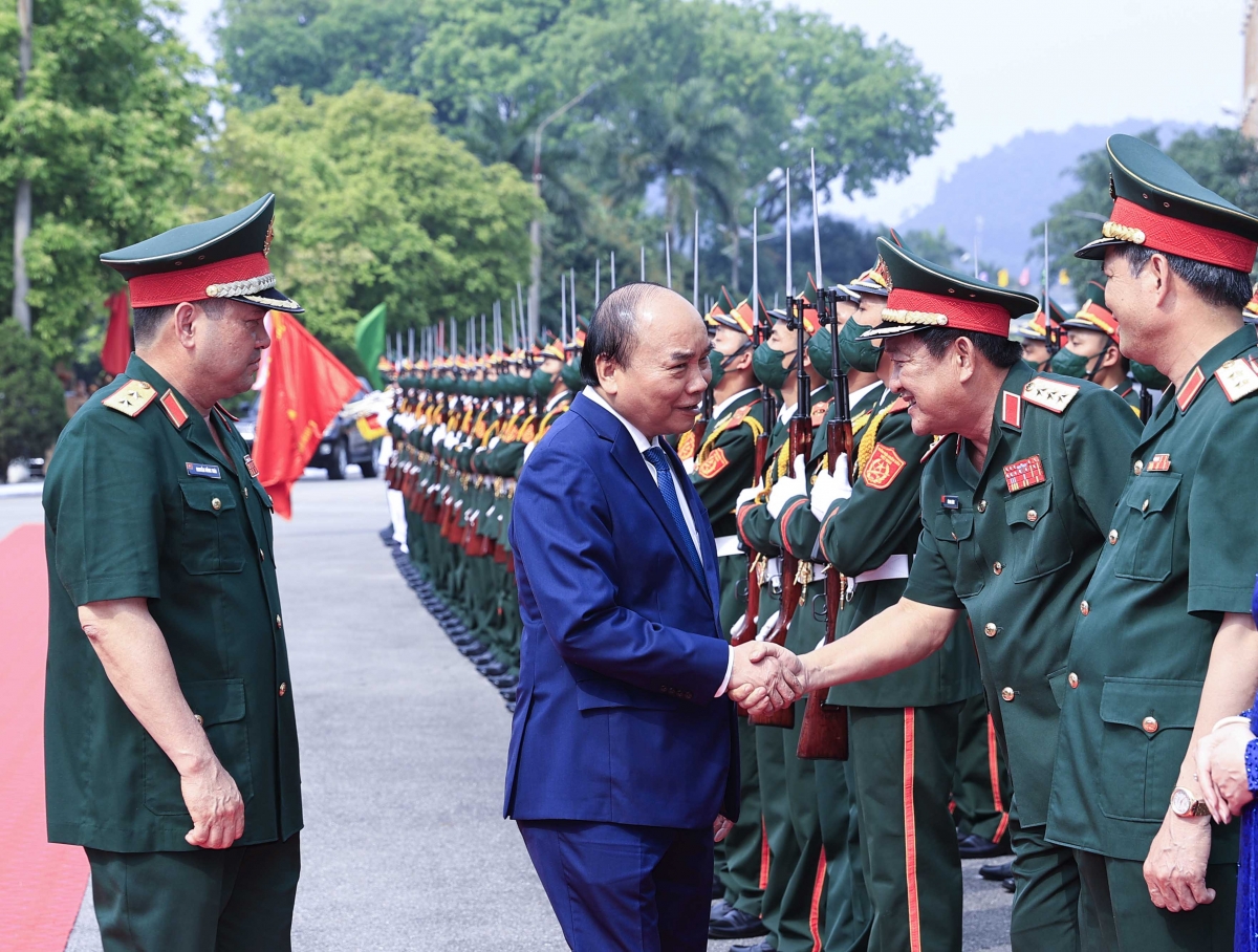 Các tướng lĩnh, cán bộ, chiến sĩ Quân khu 1 chào đón Chủ tịch nước Nguyễn Xuân Phúc thăm, làm việc.