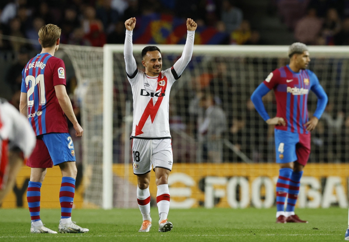 Alvaro Garcia ghi bàn duy nhất giúp Vallecano thắng Barca. (Ảnh: Reuters)