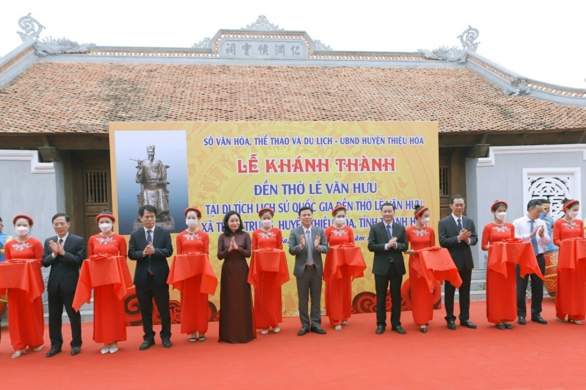 Cắt băng khánh thành Đền thờ Lê Văn Hưu.