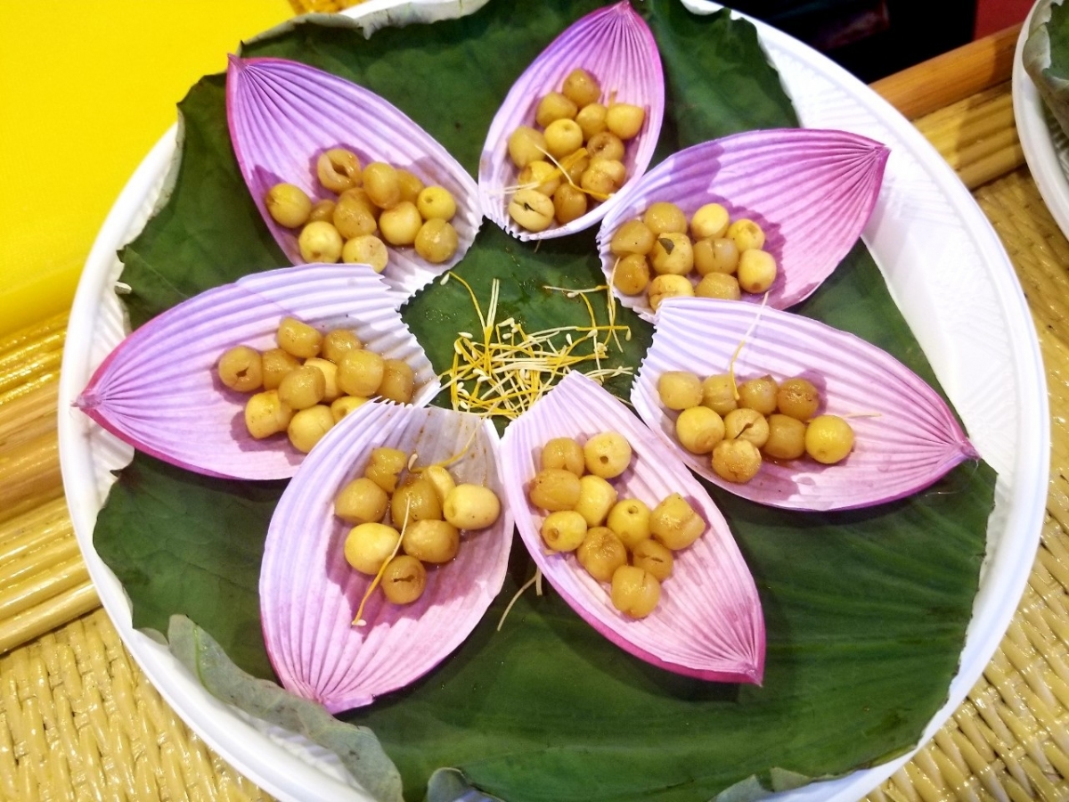 Chè sen đặc trưng ẩm thực Huế.