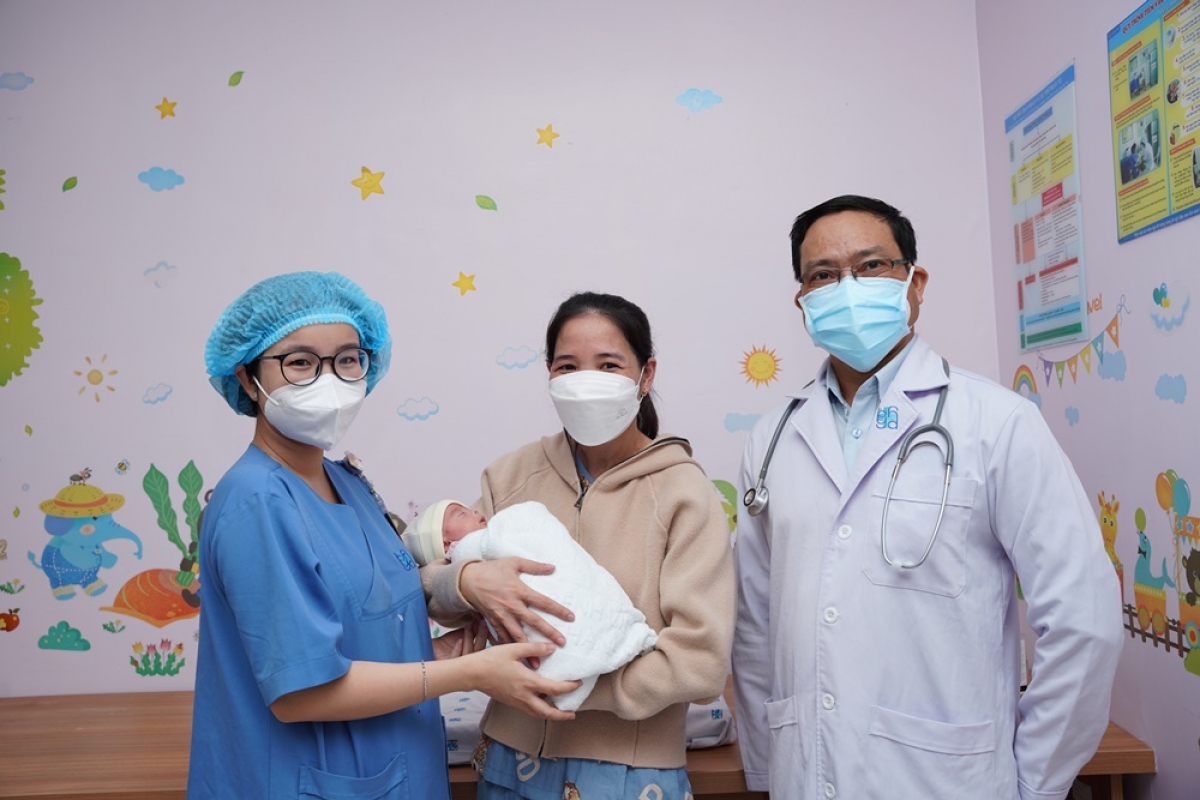 Chị K. hạnh phúc đón con từ khoa Sơ sinh. Ảnh BV cung cấp.
