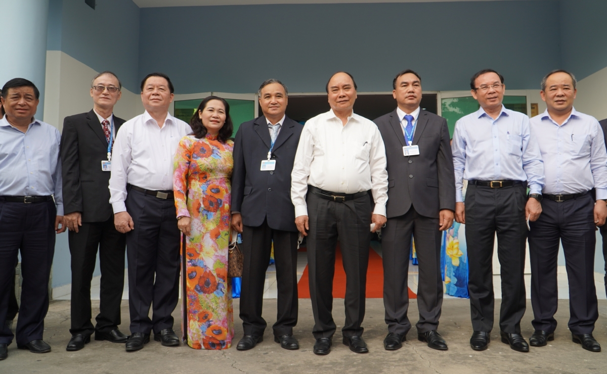 Chủ tịch nước Nguyễn Xuân Phúc chụp ảnh cùng lãnh đạo TPHCM và Ban Quản lý Khu Nông nghiệp Công nghệ cao.