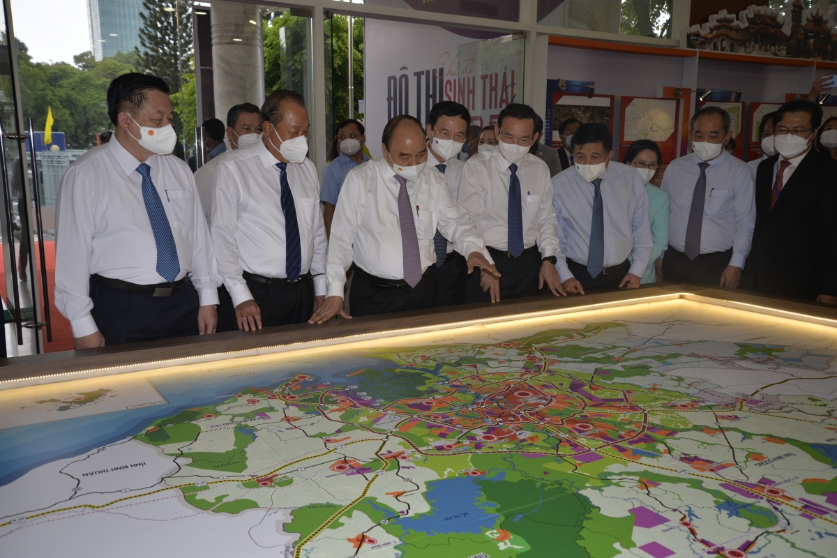 Chủ tịch nước Nguyễn Xuân Phúc nghe giới thiệu quy hoạch phát triển TPHCM và vùng lân cận.