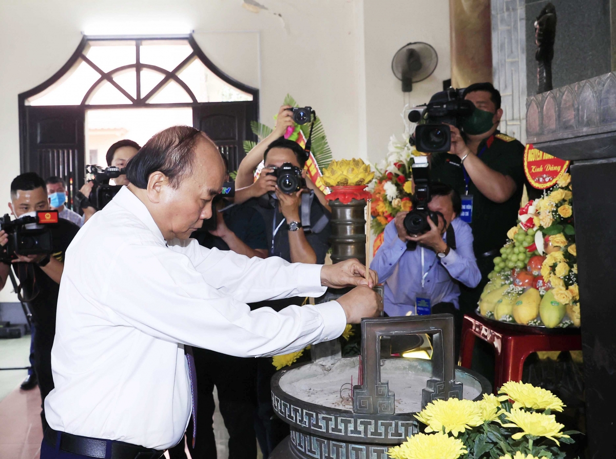 Chủ tịch nước Nguyễn Xuân Phúc thành kính dâng hương Tổng Bí thư Lê Duẩn