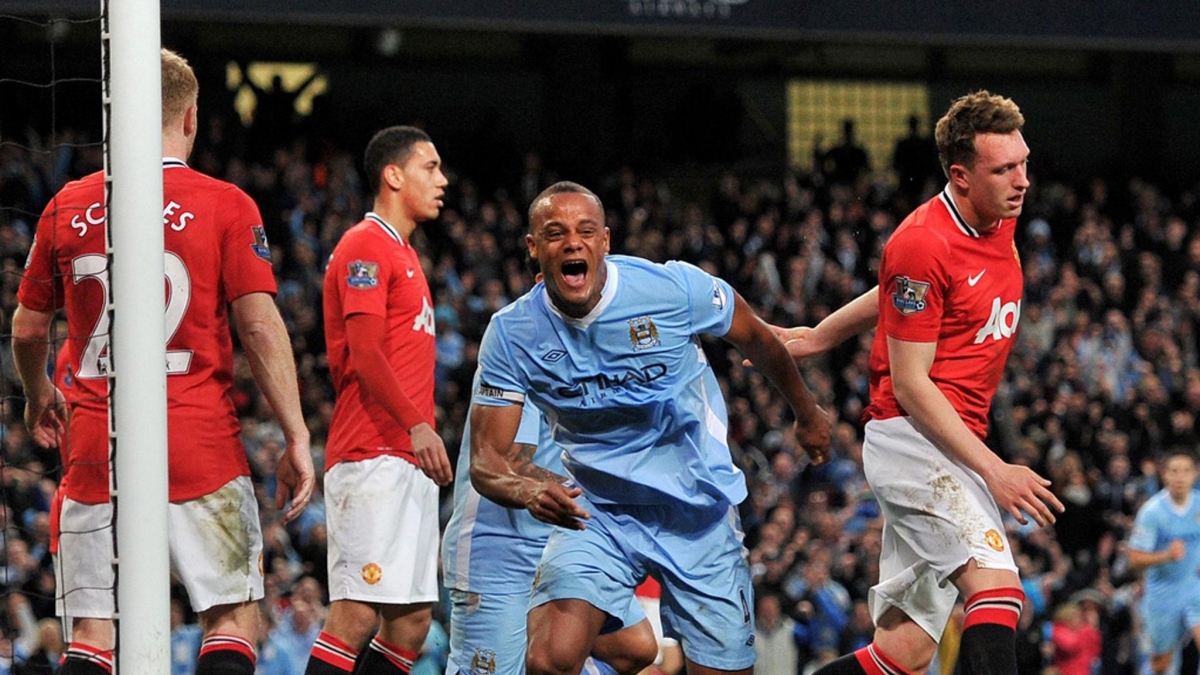 Kompany ăn mừng sau bàn thắng vào lưới MU 10 năm trước. (Ảnh: Getty).