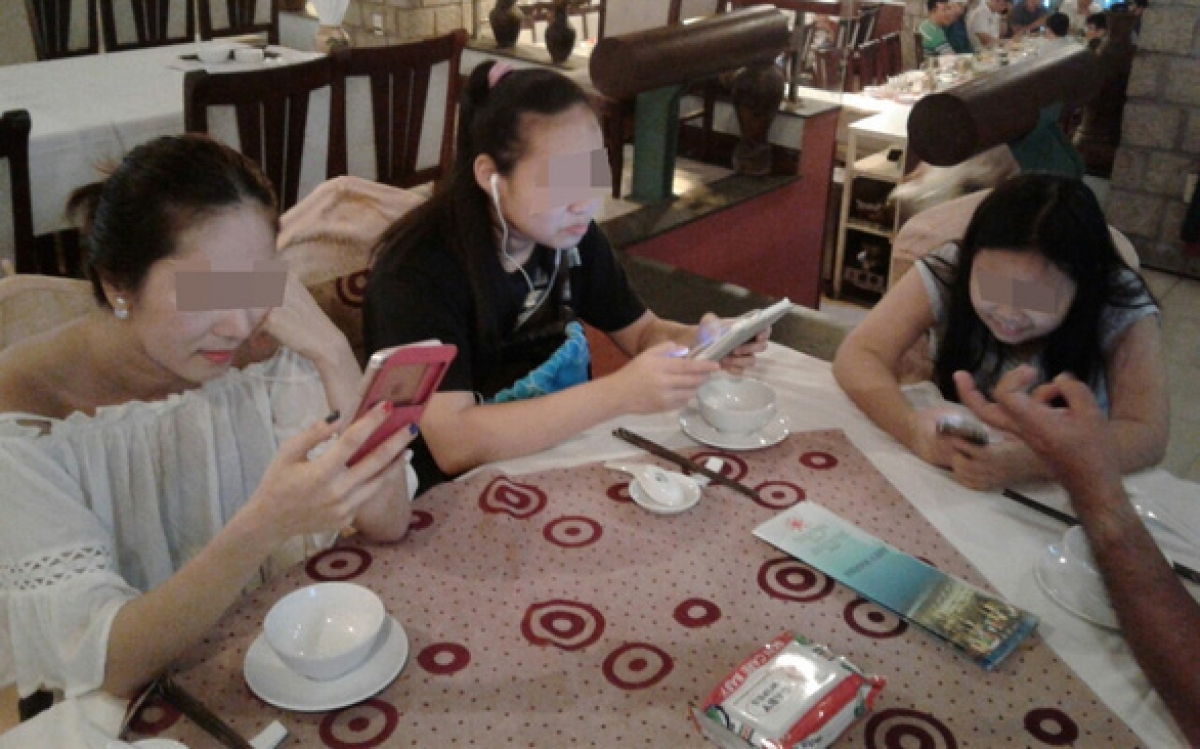 Mạng xã hội đang ngày càng khiến mối quan hệ giữa cha mẹ và con cái trở nên lỏng lẻo