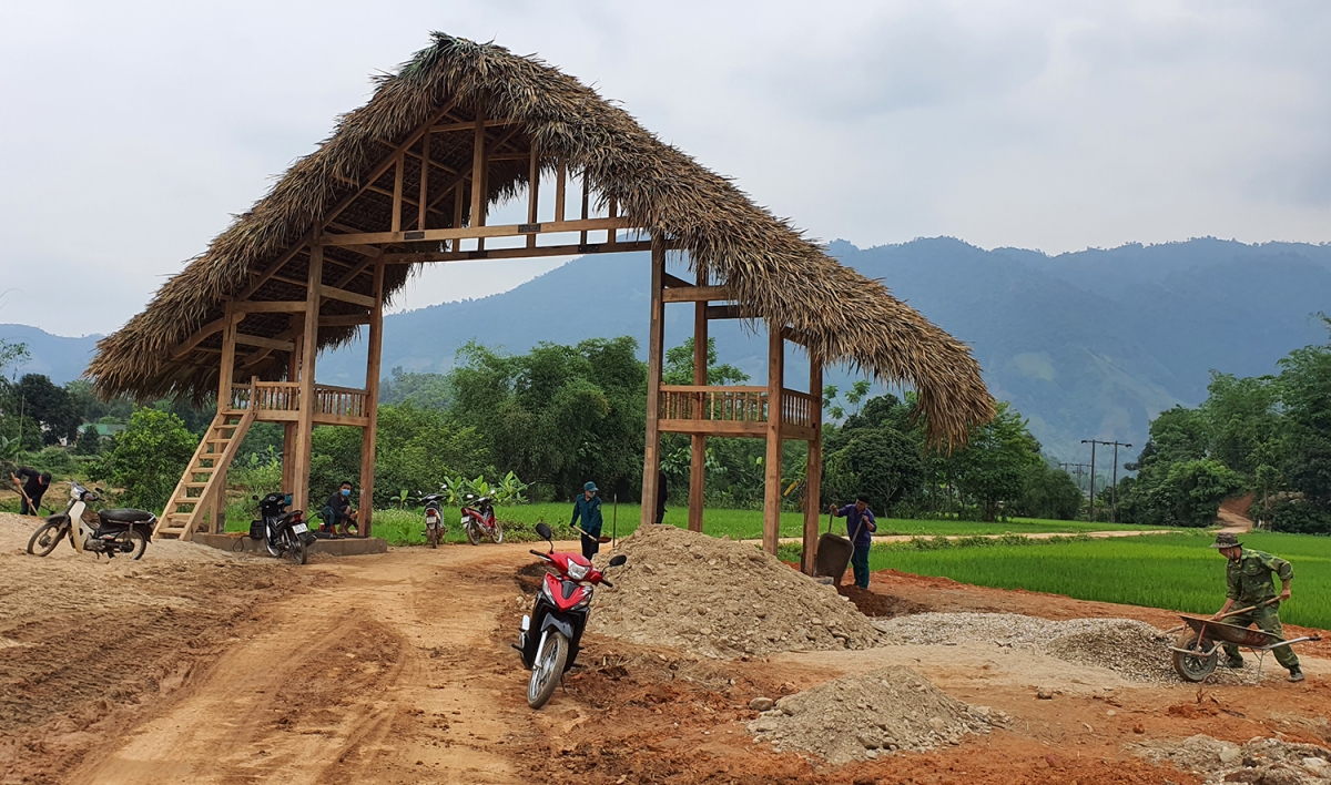 Cổng chào tại điểm văn hóa du lịch sinh thái cộng đồng xã Nghĩa Đô đang khẩn trương hoàn thiện.