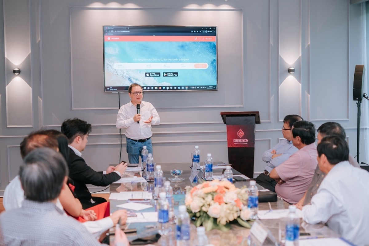 Ông William H. Nguyen, Chủ tịch tập đoàn Beowulf Blockchain giới thiệu các giải pháp Crystabaya trên website & app cho người dùng.