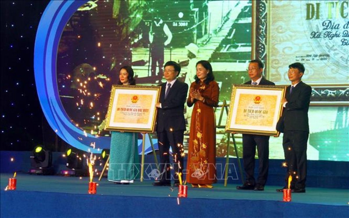 Lãnh đạo Huyện ủy, UBND huyện Nghi Lộc đón nhận Bằng xếp hạng Di tích Quốc gia đặc biệt Lăng mộ và Đền thờ Nguyễn Xí, Di tích quốc gia địa điểm Cầu Cấm (huyện Nghi Lộc, Nghệ An). Ảnh: Tá Chuyên/TTXVN