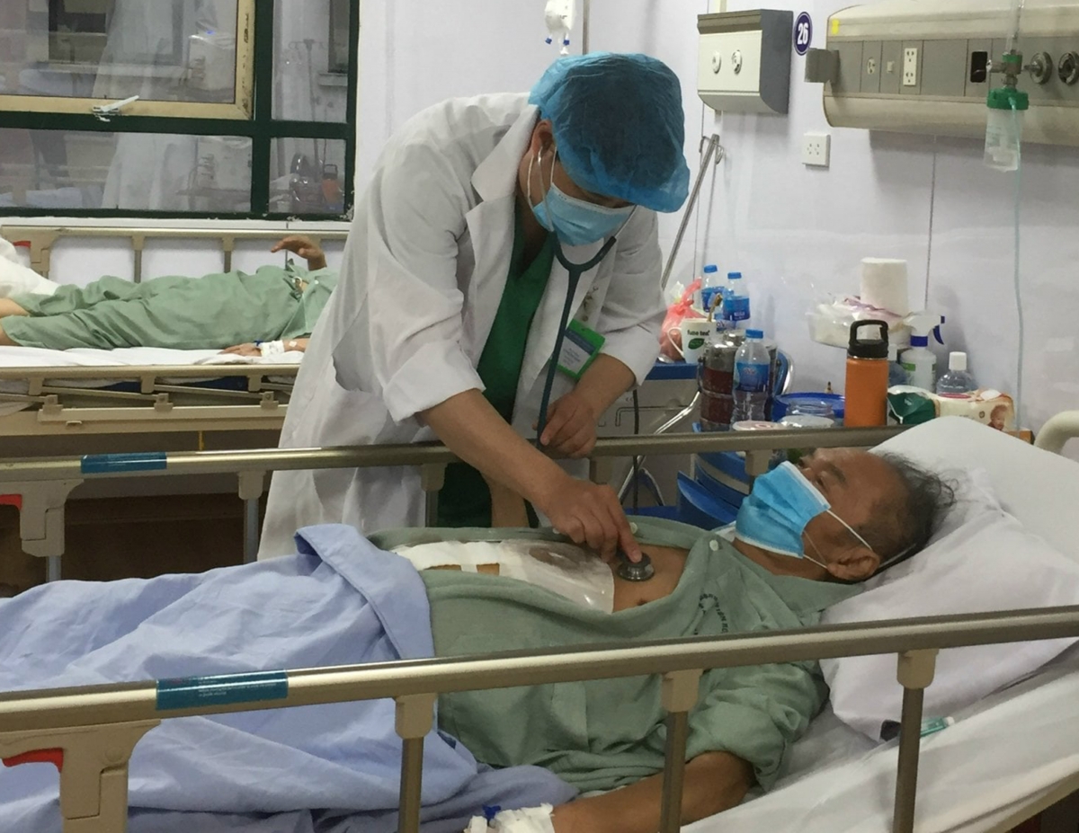 Bác sĩ đang thăm khám lại cho cụ ông D.Đ.H.