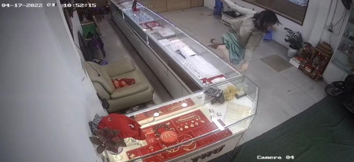 Chủ cửa hàng lao ra truy đuổi đối tượng.