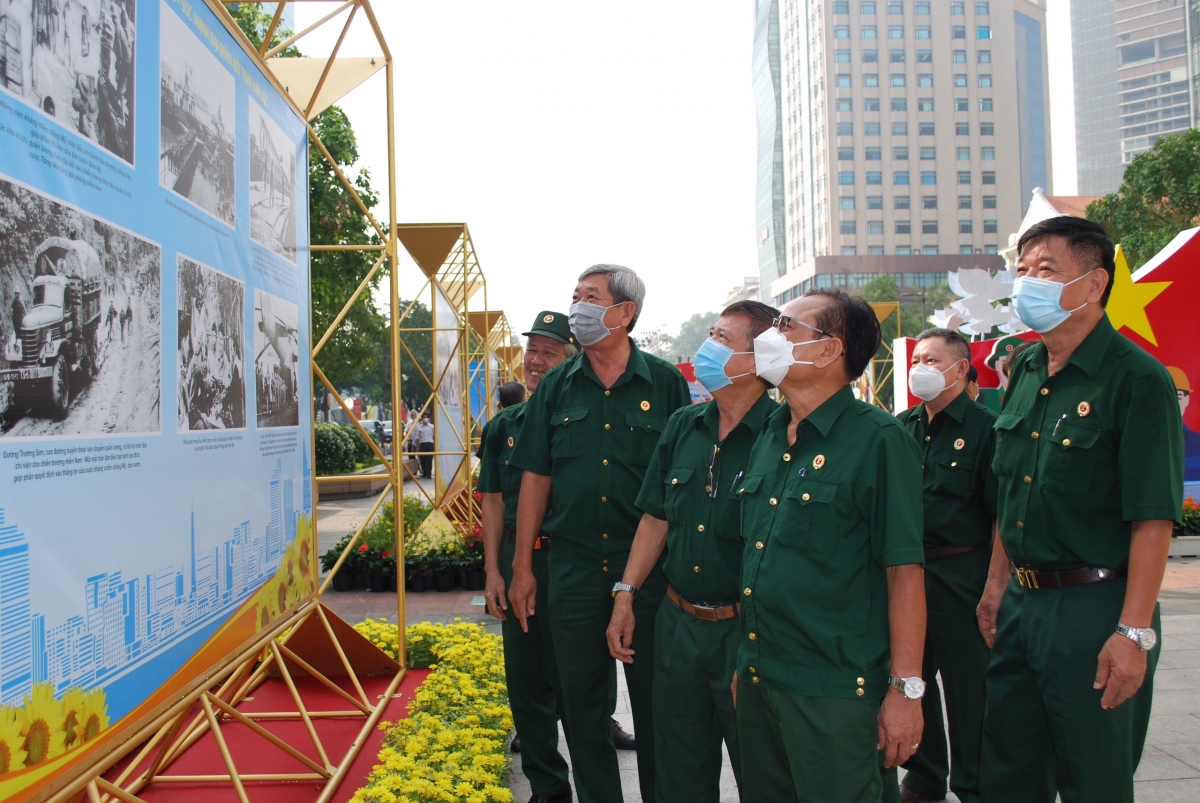Các cựu chiến binh cùng nhìn lại hình ảnh về những năm tháng hào hùng.