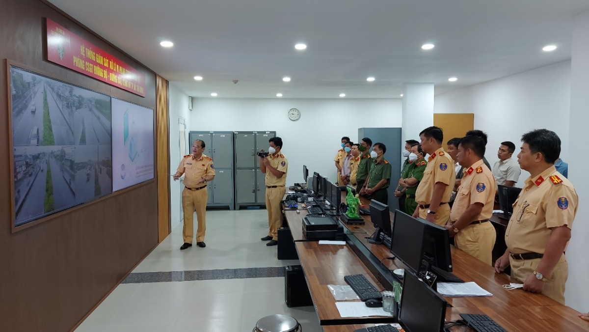 Đại diện cục CSGT bàn giao hệ thống