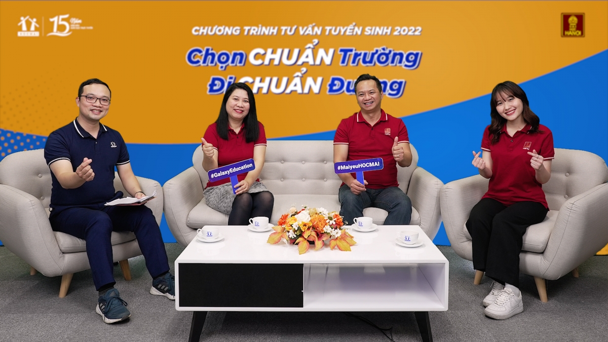 Các chuyên gia tư vấn tuyển sinh tại chương trình.