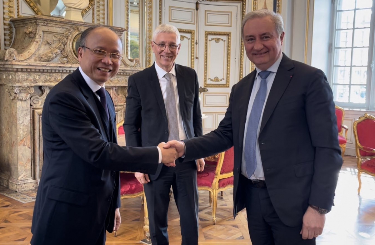 Đại sứ Đinh Toàn Thắng gặp Thị trưởng Toulouse Jean-Luc Moudenc.