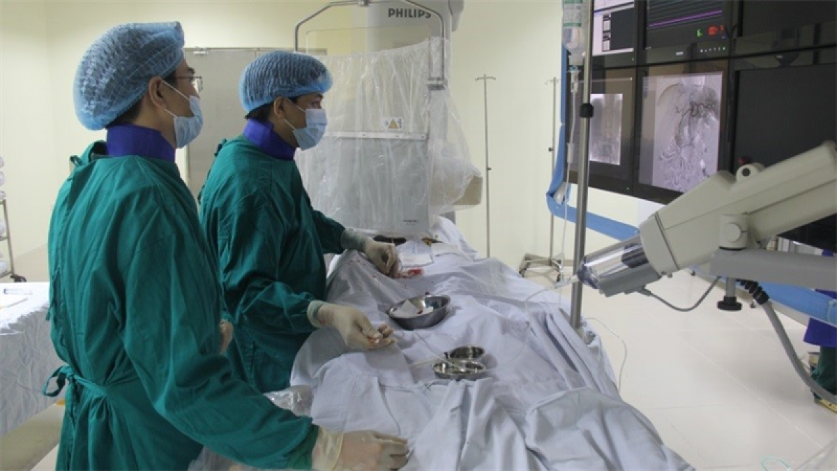 Các bác sỹ Khoa Chẩn đoán hình ảnh - Bệnh viện Bạch Mai tư vấn, hỗ trợ trực tiếp chuyển giao kỹ thuật Điện quang can thiệp tại cơ sở.