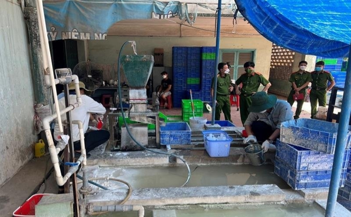Lực lượng chức năng tỉnh Đồng Nai bắt quả tang Xí nghiệp đèn ống, Công ty Bóng đèn Điện Quang xả chất thải chưa qua xử lý ra môi trường (Ảnh: Công an tỉnh Đồng Nai).