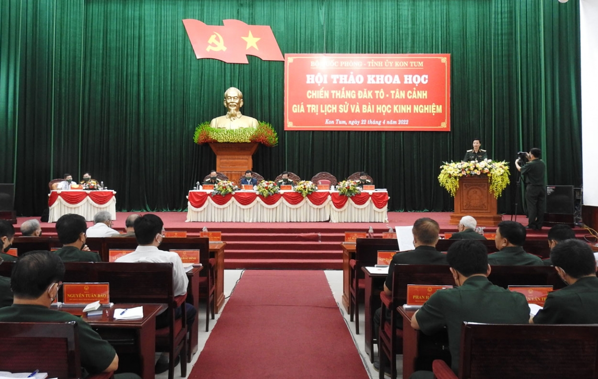 Đoàn Chủ tịch tại hội thảo.