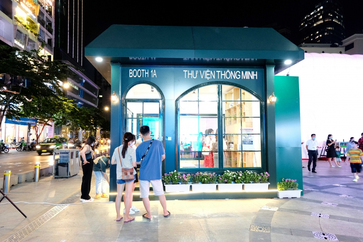 Độc giả tham quan Booth Thư viện thông minh. 
