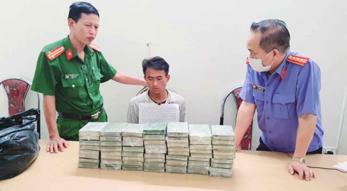 Đối tượng Chang A Sang cùng tang vật 60 bánh heroin.