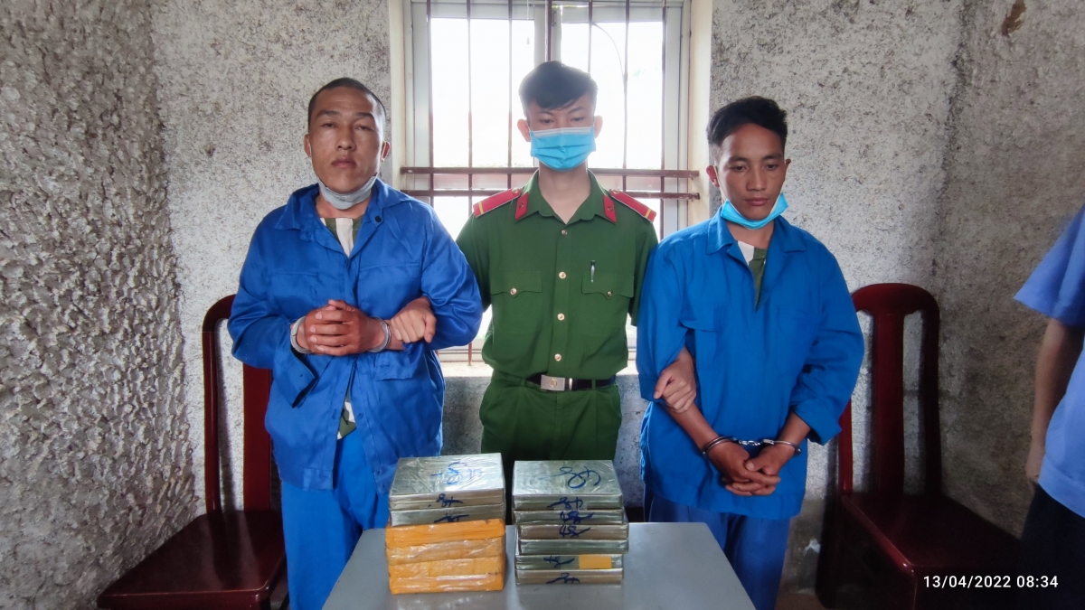 Đối tượng Phàng A Phó (Trái) và Phàng A Dơ (phải) cùng tang vật vụ án.
