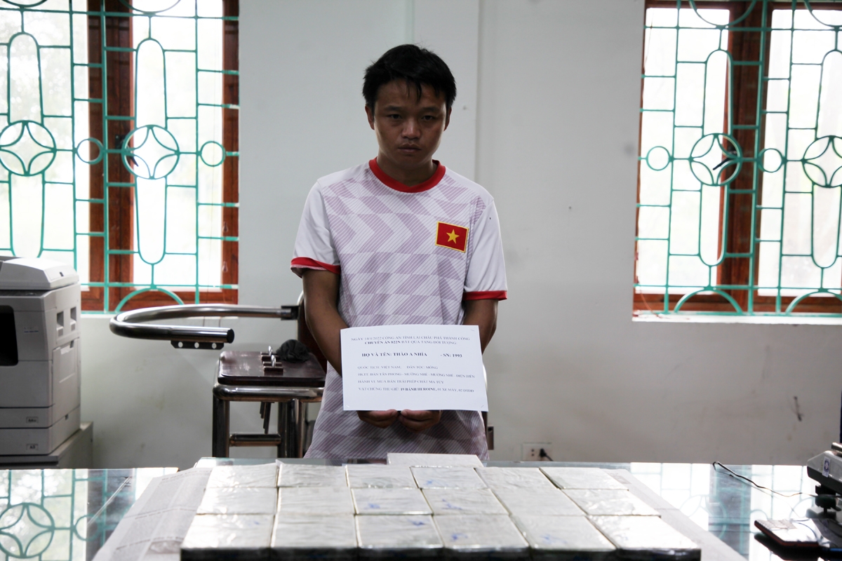 Thào A Nhìa và tang vật phạm tội tại cơ quan công an.