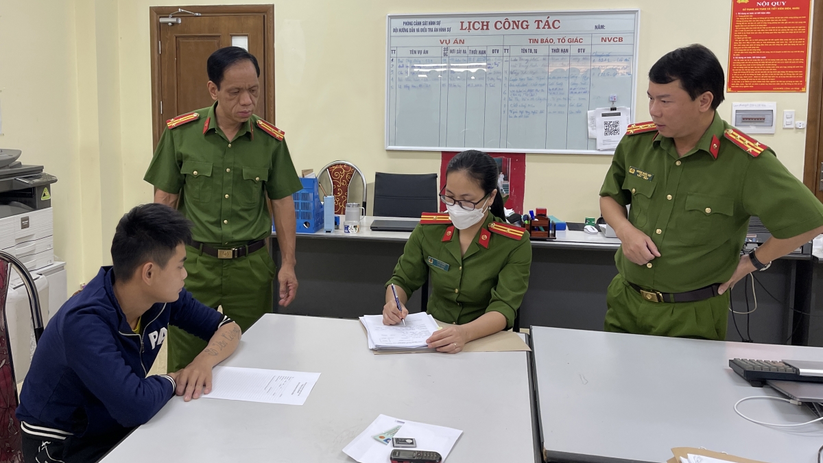 Đại tá Hoàng Quốc Việt, Phó Giám đốc Công an tỉnh Sơn La chỉ đạo lấy lời khai đối tượng