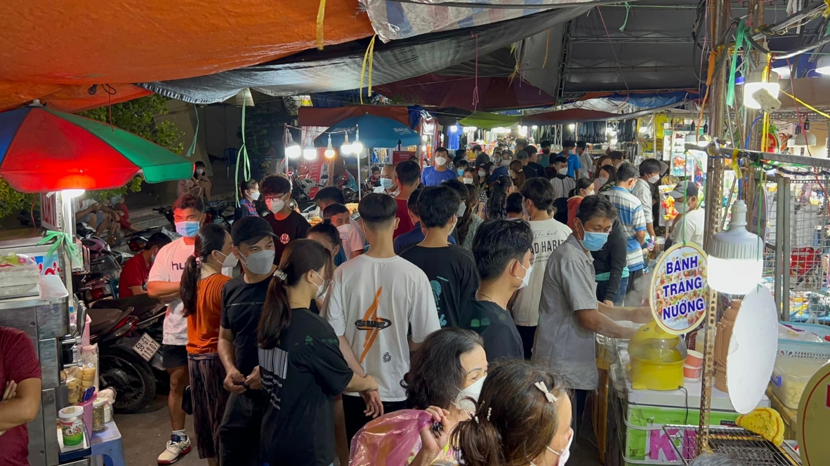 Đông đảo người dân đến tham quan Ngày hội Du lịch.