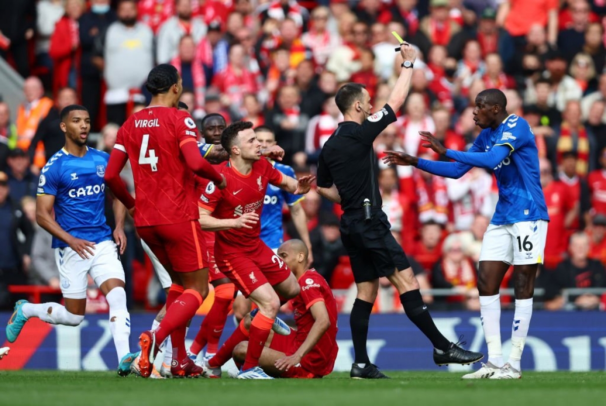 Trận derby Merseyside diễn ra rất nóng. (Ảnh: Getty)