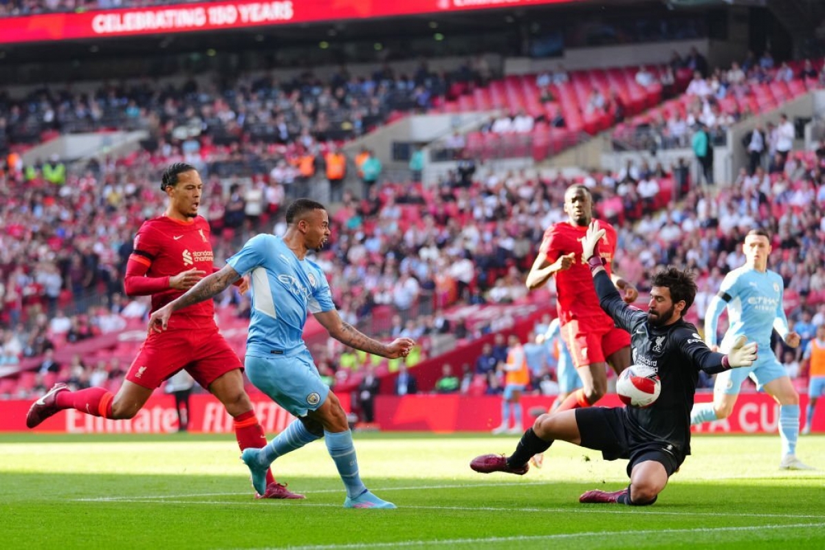 Jesus không thắng được Alisson. (Ảnh: Getty)