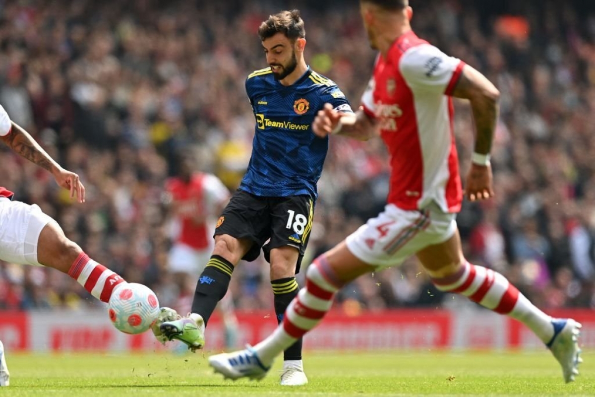 Các hậu vệ Arsenal kịp thời gây sức ép để Bruno không thể dứt điểm chuẩn xác. (Ảnh: Getty)