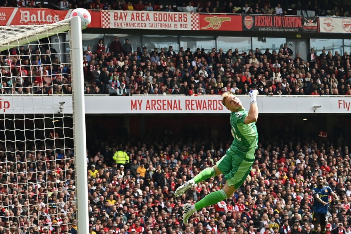 Xà ngang cứu thua cho Arsenal. (Ảnh: Getty)