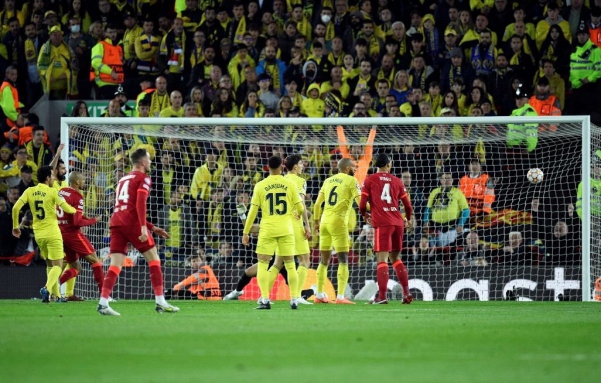 Van Dijk đã việt vị trước khi Fabinho chọc thủng lưới Villarreal. (Ảnh: Getty)