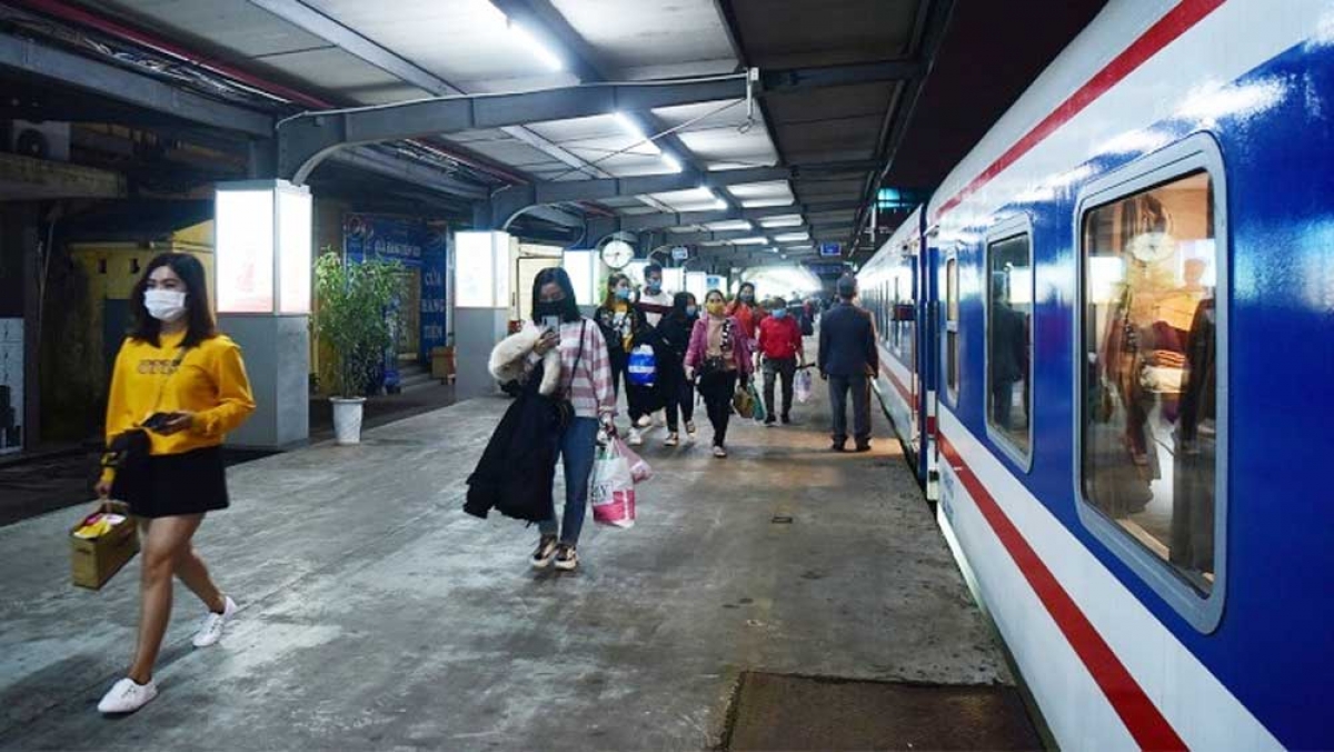 Khách tăng mạnh, đường sắt chạy lại nhiều tuyến tàu phía Bắc và Nam