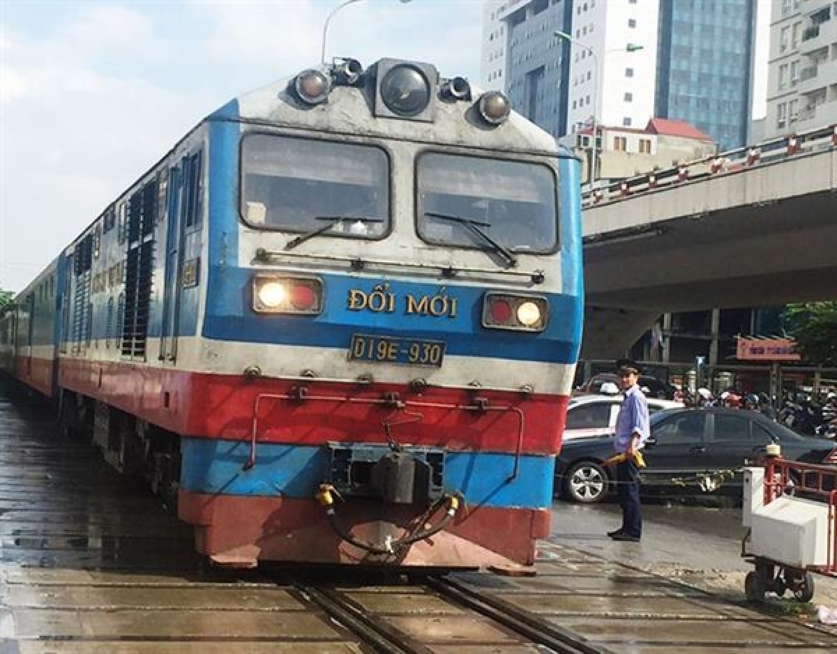  Đường sắt Việt Nam cũng cần đổi mới toàn diện, triệt để, để thoát khỏi cái “bóng” trùm lên mình quá lâu dẫn đến trì trệ, tụt hậu.