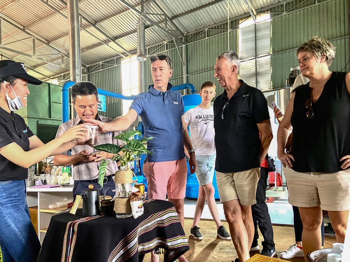 Đoàn khách từ châu Âu trải nghiệm tour du lịch cà phê. Nguồn: Phạm Hoài Nguyên Anh