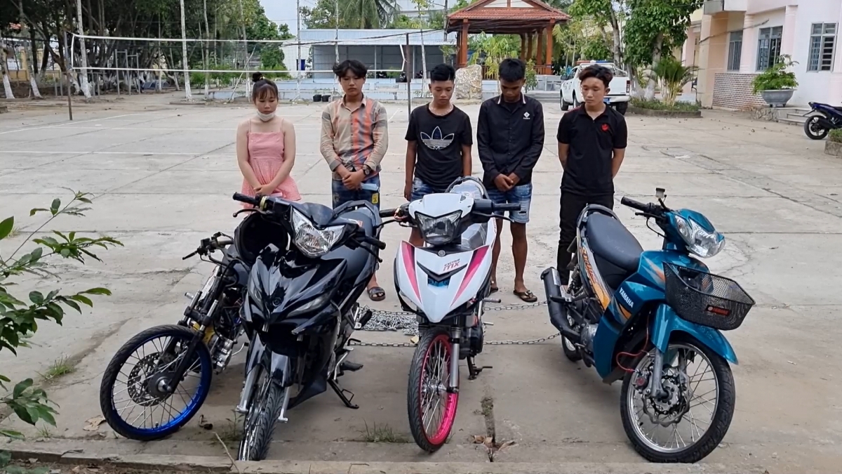 Nhóm nam nữ thanh niên tại cơ quan công an