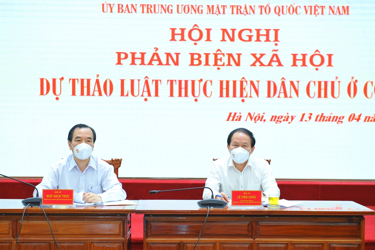 Phó Chủ tịch – Tổng Thư ký Ủy ban Trung ương MTTQ Việt Nam Lê Tiến Châu và Phó Chủ tịch Ủy ban Trung ương MTTQ Việt Nam Ngô Sách Thực chủ trì hội nghị.