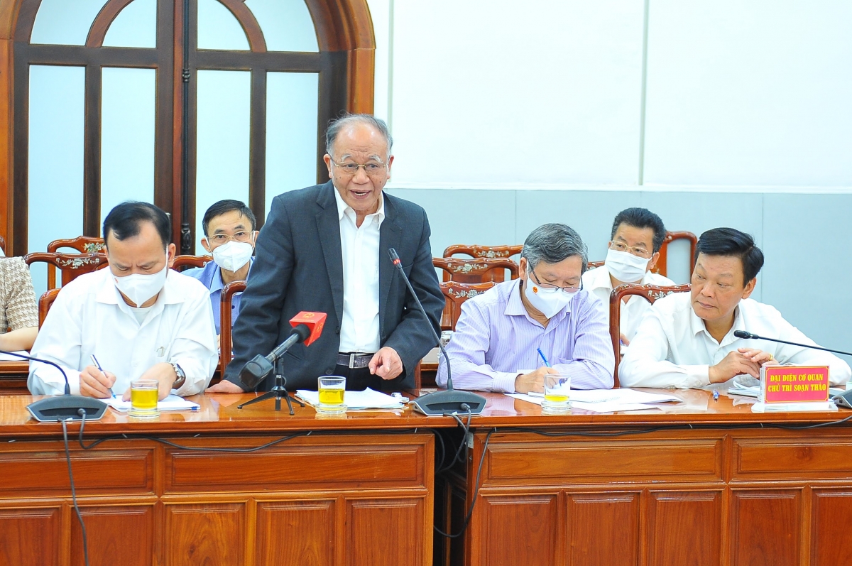 GS Hoàng Chí Bảo.