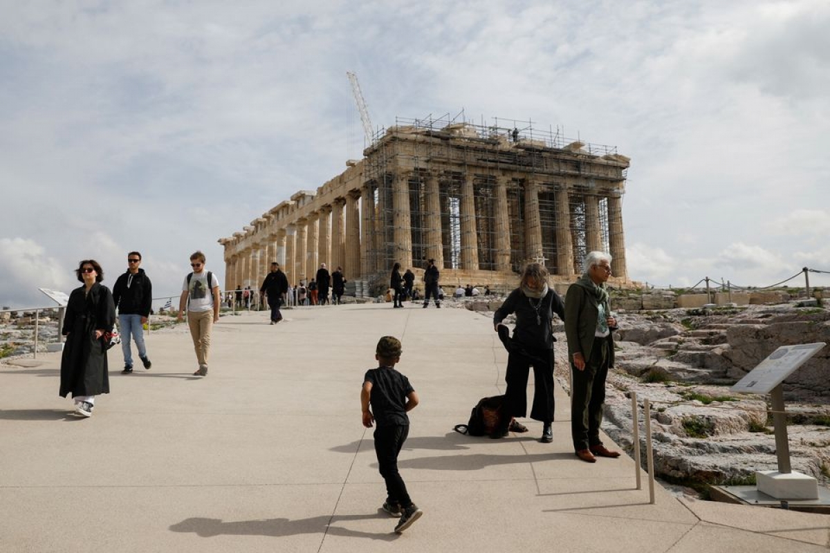 Du khách tại ngôi đền Parthenon trên đỉnh đồi Acropolis, Athens, Hy Lạp. Nguồn: Costas Baltas/Reuters