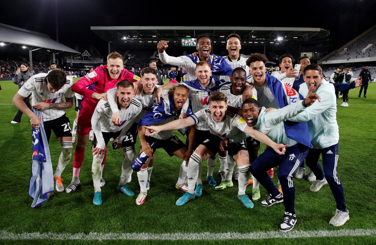 Các cầu thủ Fulham ăn mừng tấm vé lên hạng. (Ảnh: Reuters).
