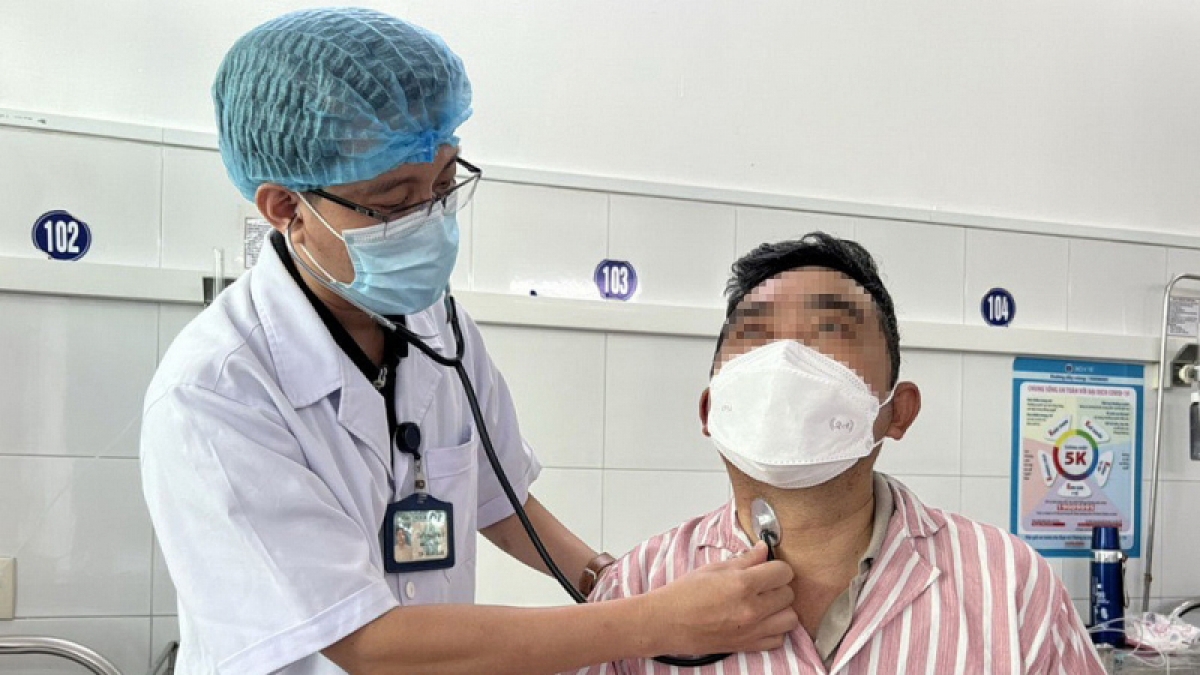 Bác sĩ kiểm tra tình hình sức khỏe bệnh nhân H.
