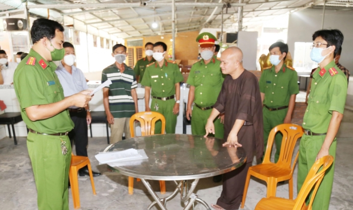 Cơ quan công an đọc lệnh bắt Hồ Hữu Phúc