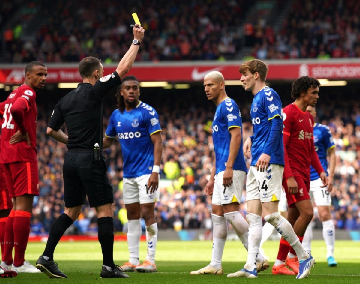 Tiền vệ Everton trả giá vì pha ngã vờ hòng kiếm phạt đền. (Ảnh: Getty)