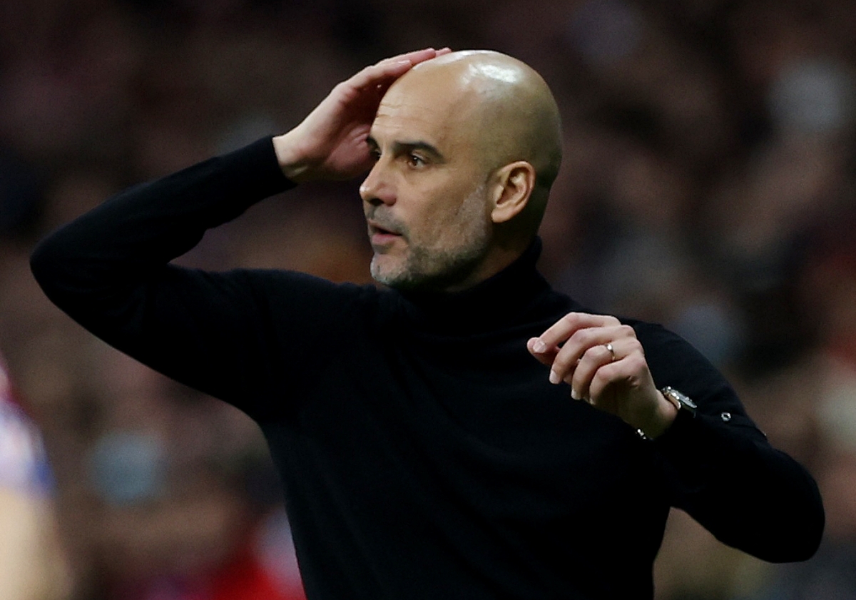 Giống như người đồng nghiệp Simeone, HLV Guardiola cũng đang đứng ngồi không yên ngoài đường biên. (Ảnh: Reuters). 