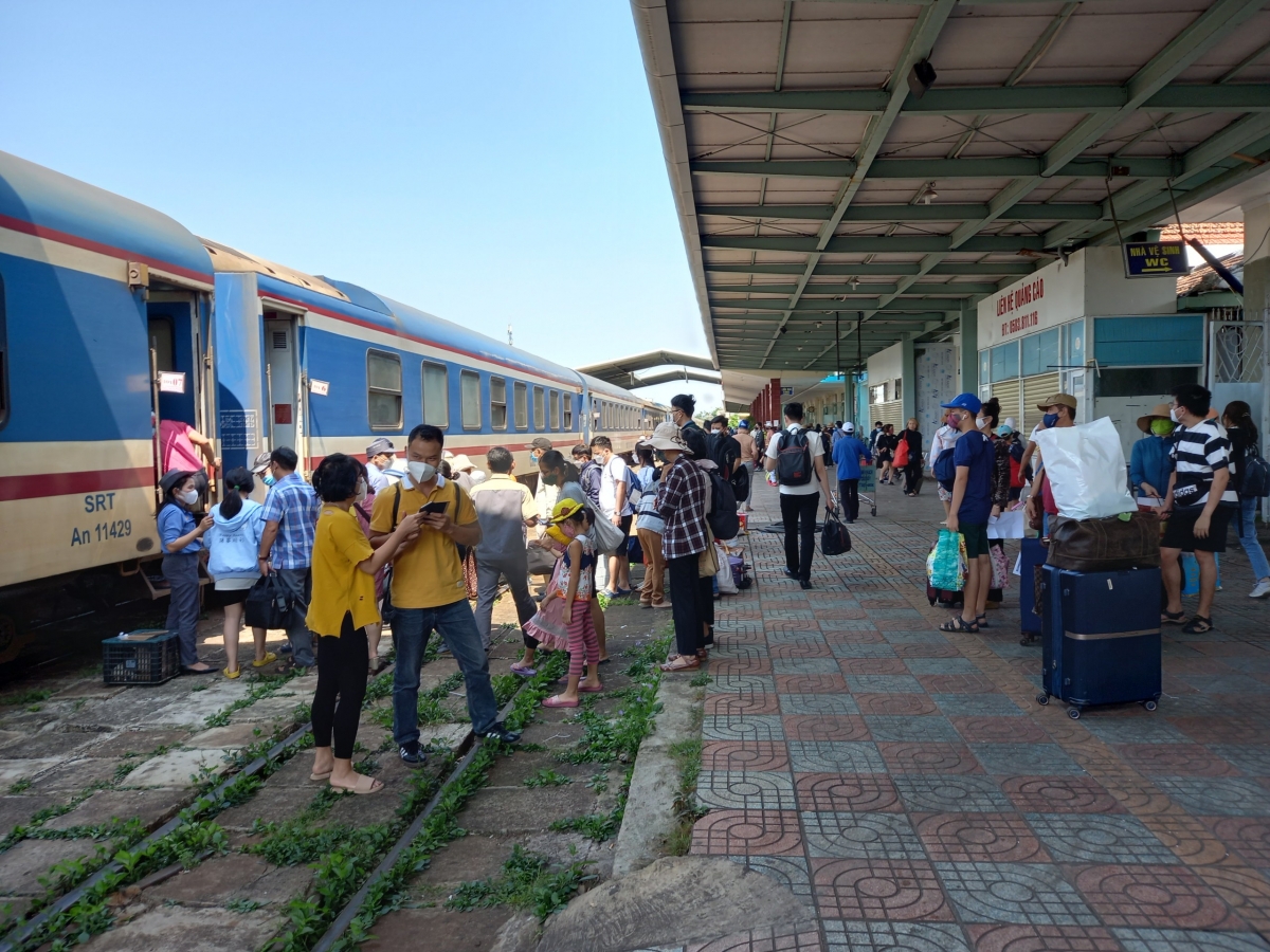 Hành khách đến Nha Trang nghỉ dưỡng bằng tàu hỏa.