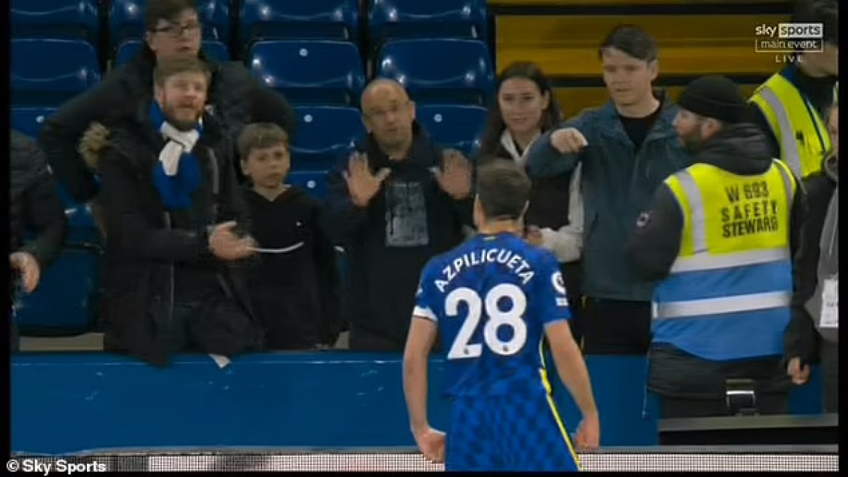 Hậu vệ Azpilicueta đã lời qua tiếng lại với cổ động viên của Chelsea.