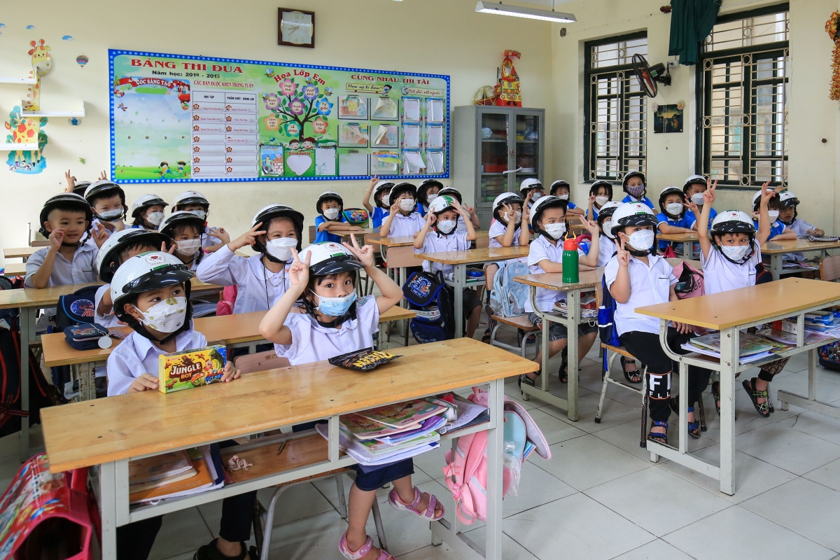 400 chiếc mũ bảo hiểm đã được trao tặng cho các em học sinh tiểu học