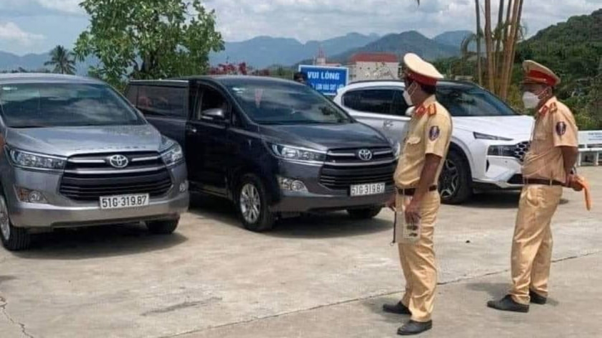 2 xe cùng biển số đậu gần nhau ở Bình Thuận (Ảnh: CA)